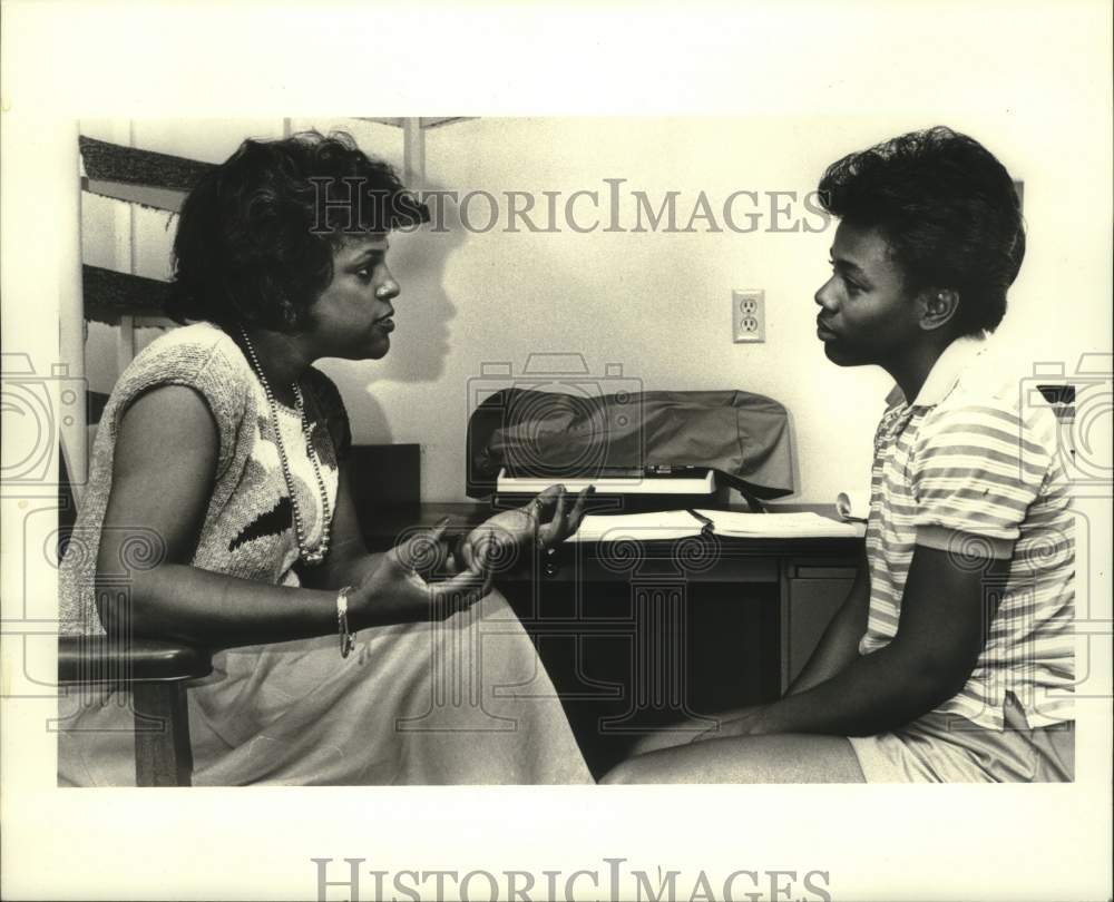 1987 Press Photo Morra Howard, Community Coordinator &amp; Marchelle Sharper, parent - Historic Images