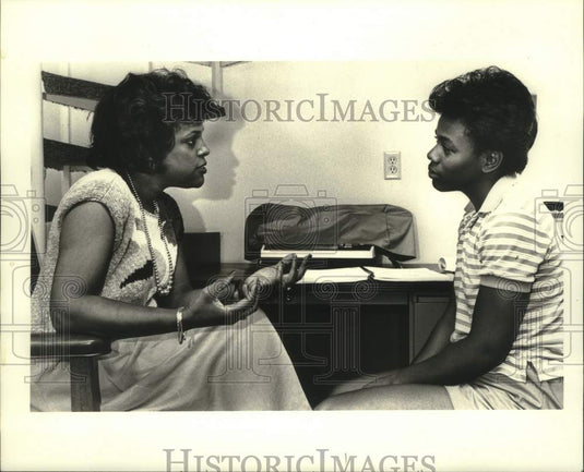 1987 Press Photo Morra Howard, Community Coordinator & Marchelle Sharper, parent - Historic Images