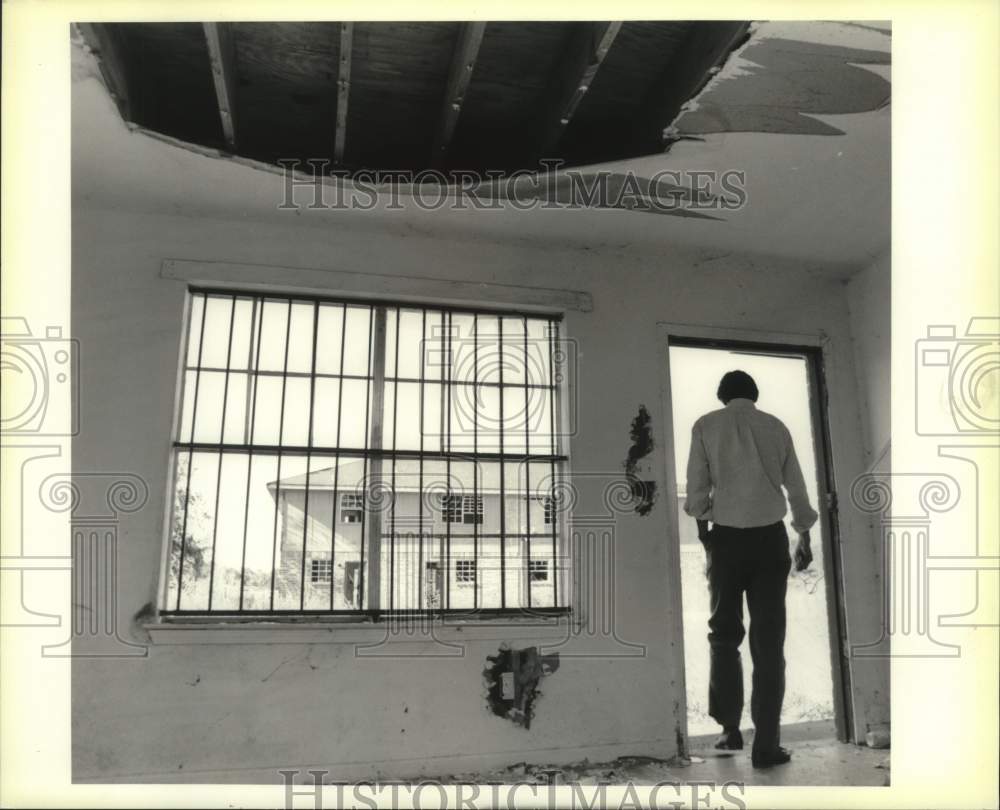 1988 Press Photo Mark Howard leaving a low-income apartment in Garyville. - Historic Images