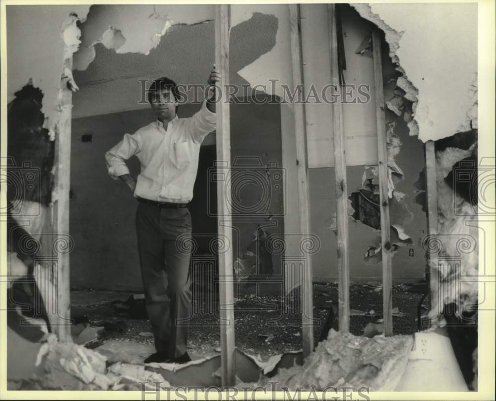 1988 Press Photo Zoning director checking out apartments slated for demolition. - Historic Images