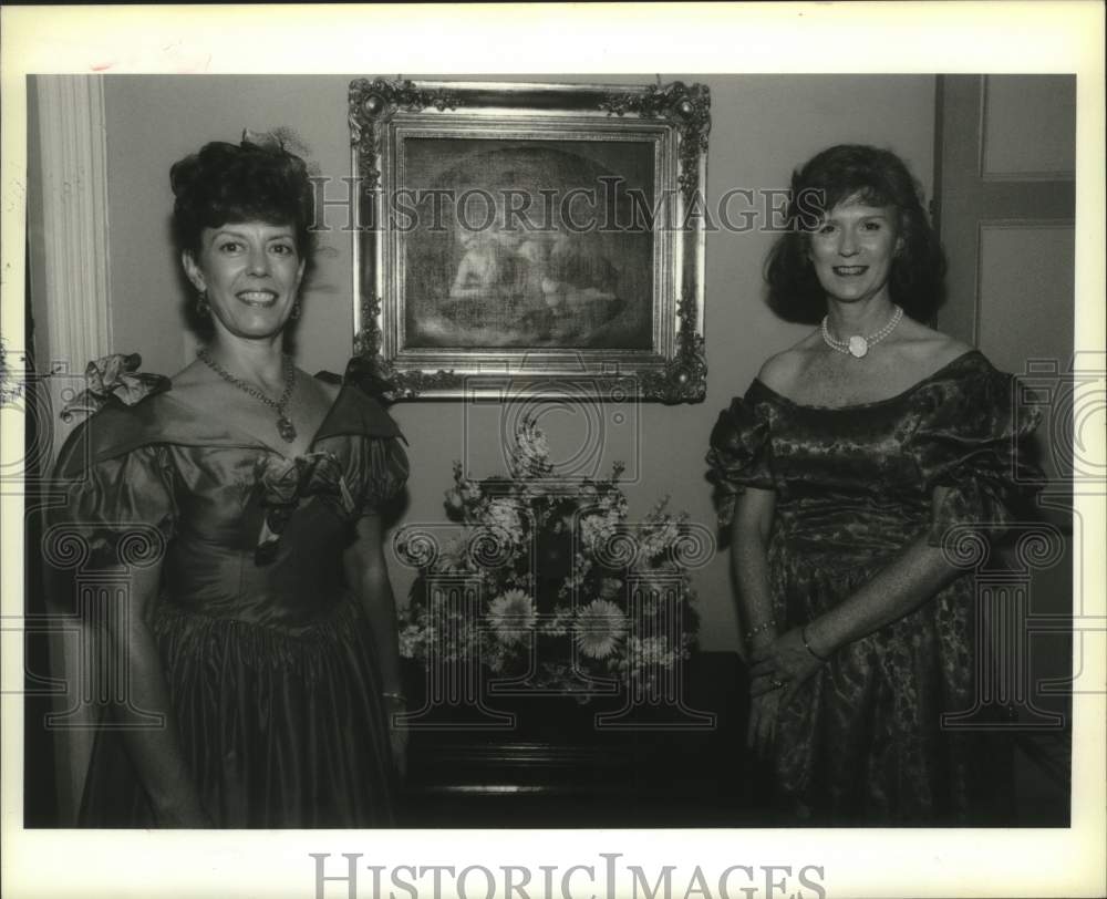 1991 Press Photo Carole Pettit and Nell Howcott at  Hirman Griman event. - Historic Images