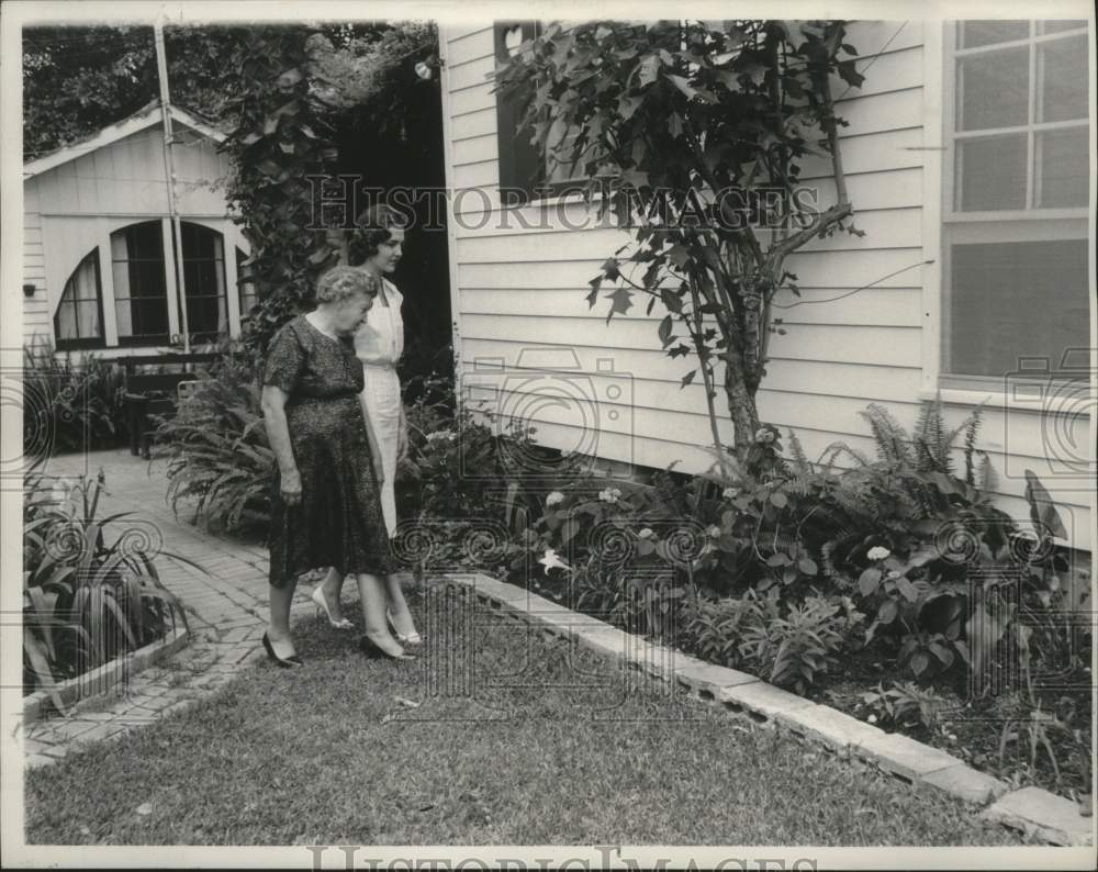 1960 Press Photo Mrs Johns with her grandmother Mrs Florence Hingle - nob38056-Historic Images