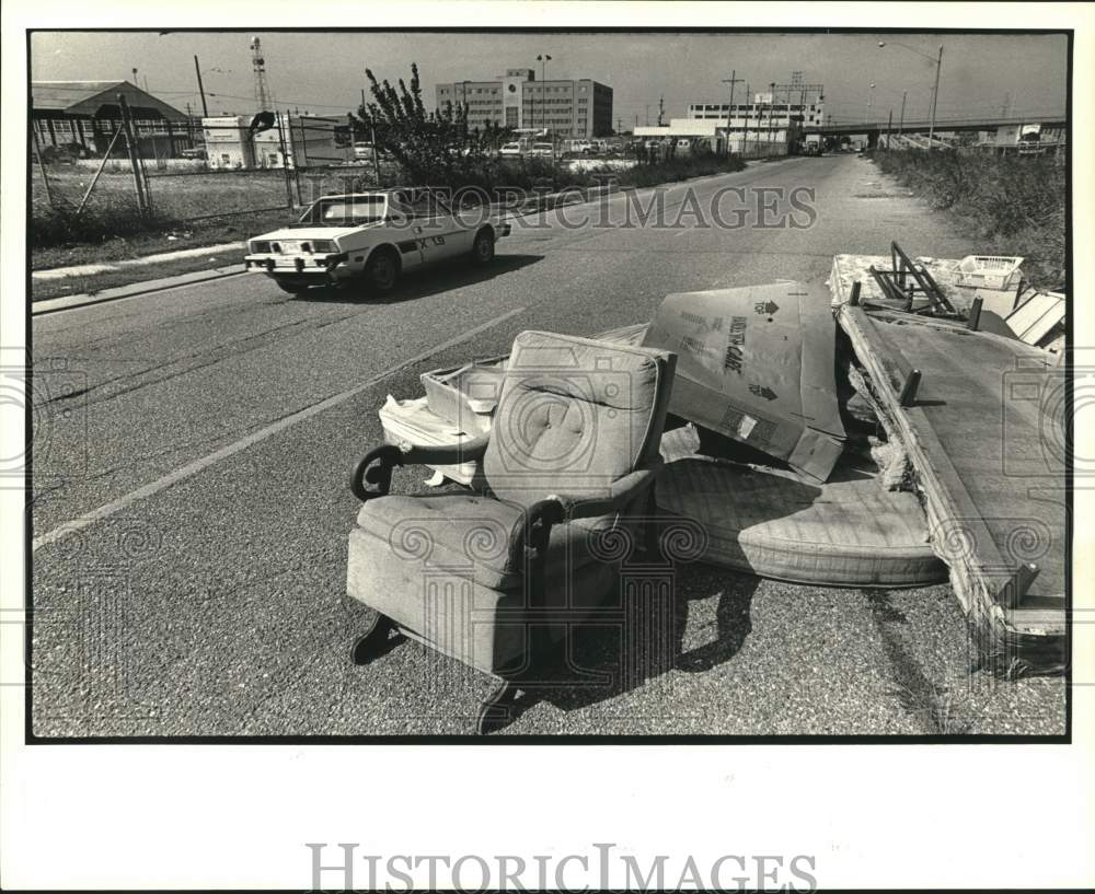 1986 Press Photo New Orleans - Car Dodges Trash on Howard Avenue - nob38096 - Historic Images