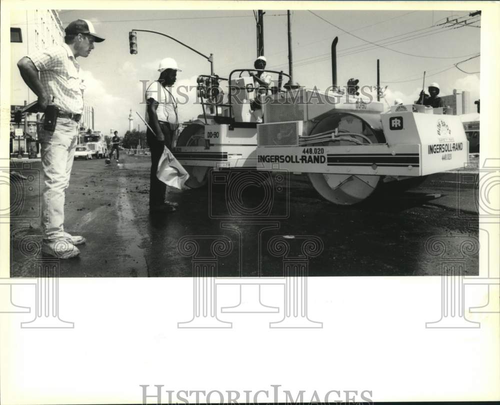 1989 Press Photo Rick Entwisle looks over road work on Howard Ave. - Historic Images