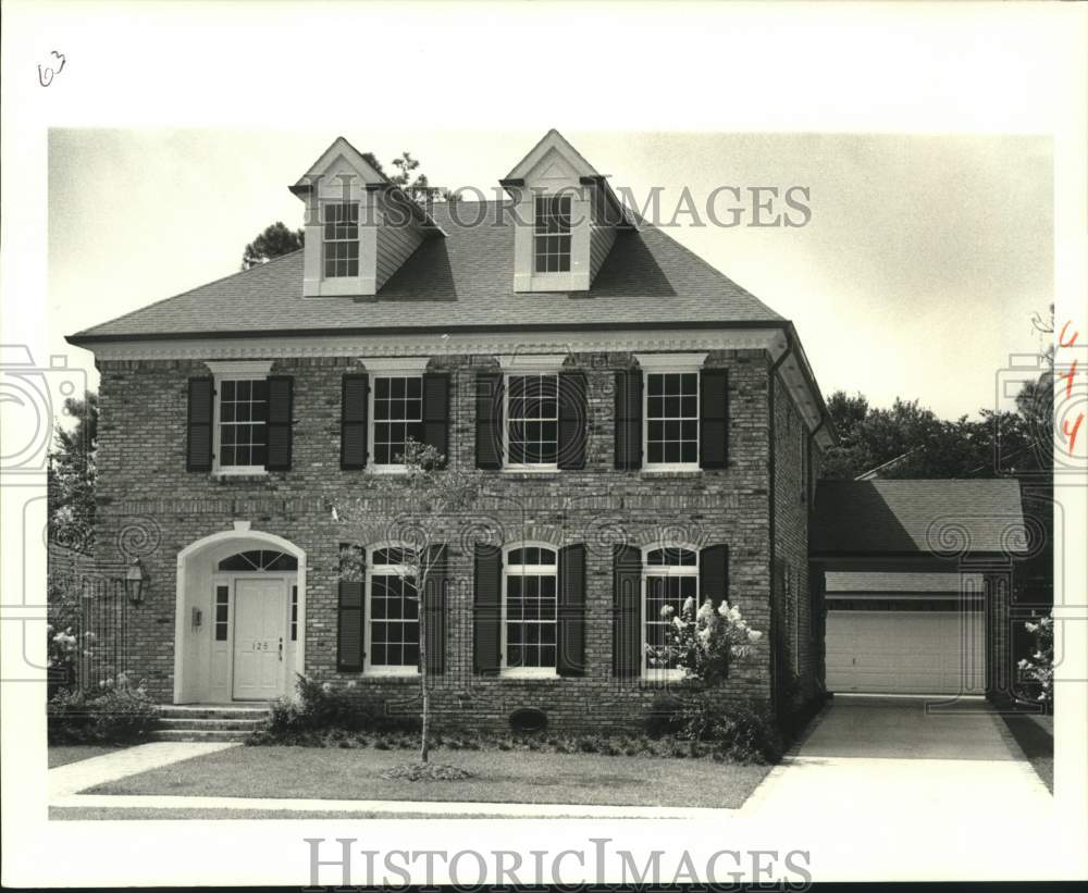 1988 Press Photo Brick Home at 126 Livingston Place, North - Historic Images