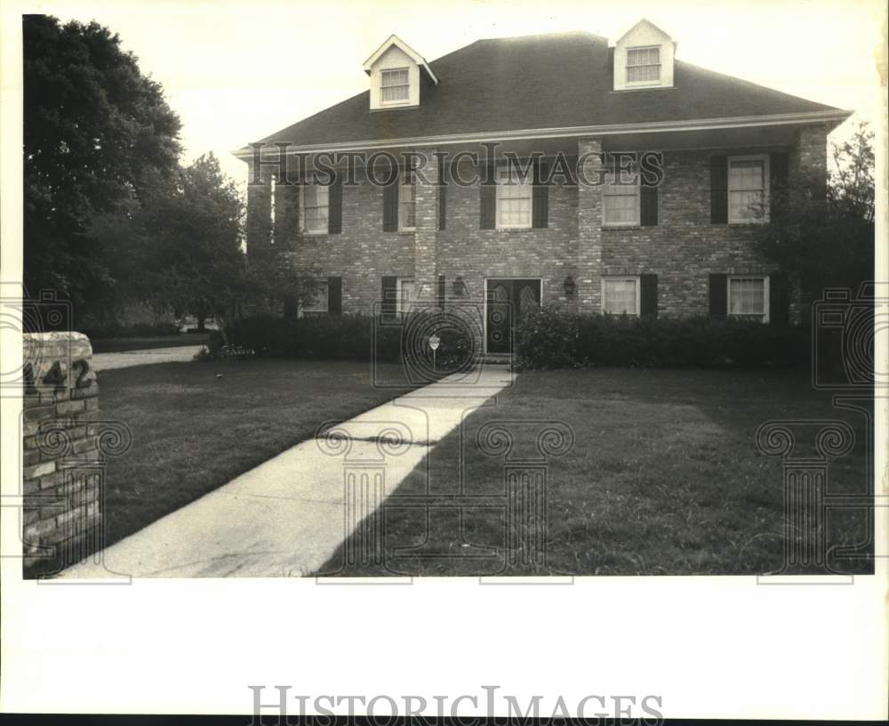 1988 Press Photo Brick Home at 142 Chateau LaTour, Kenner, Louisiana - Historic Images