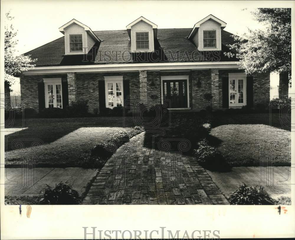 1987 Press Photo Brick Home at 140 Woodlake Boulevard, Kenner, Louisiana - Historic Images