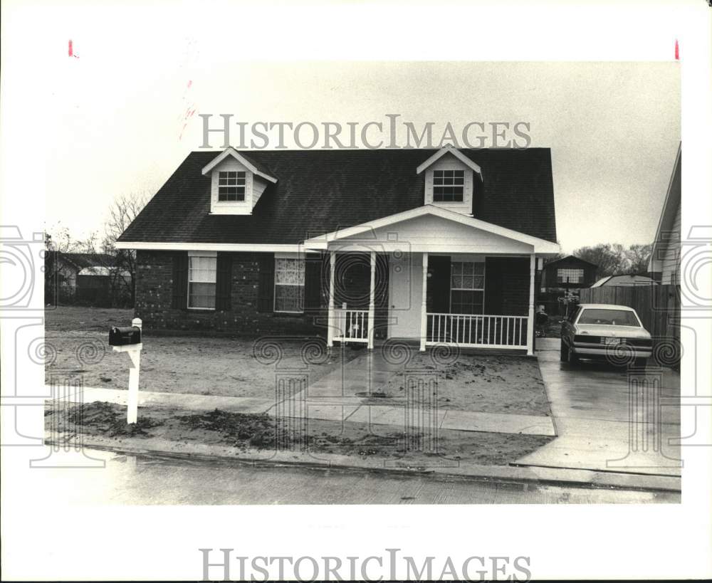 1988 Press Photo Housing - Sold property at 2405 Colonial Boulevard - Historic Images