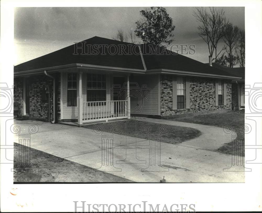 1988 Press Photo Housing - Sold property at 3212 Lakewood Drive in Violet - Historic Images