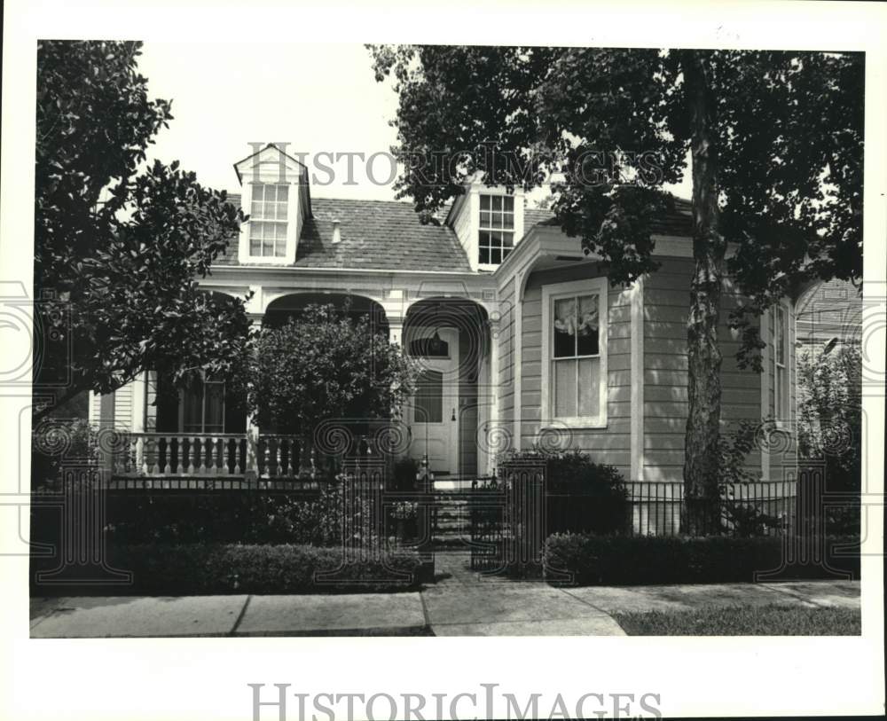 1986 Press Photo Uptown Garden District home sold to Monica Fuselier McGauly - Historic Images