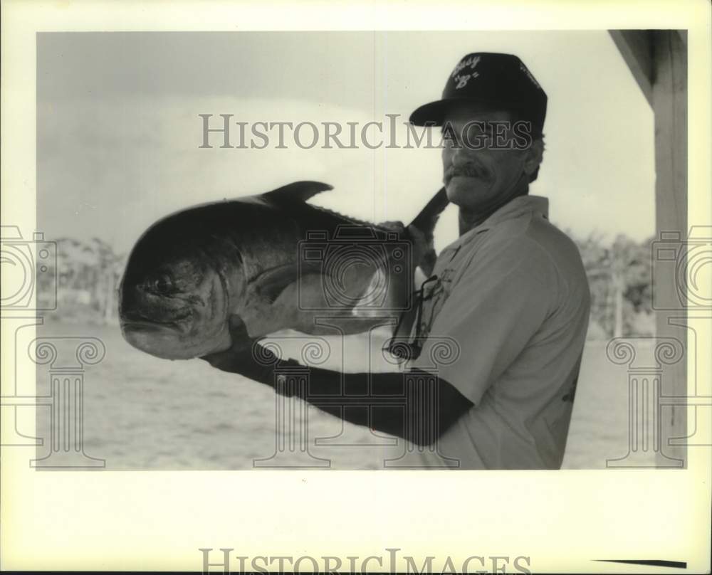 1989 Press Photo Ralph Howell Jr poses with his 30 lb. Jack Crevalle - Historic Images