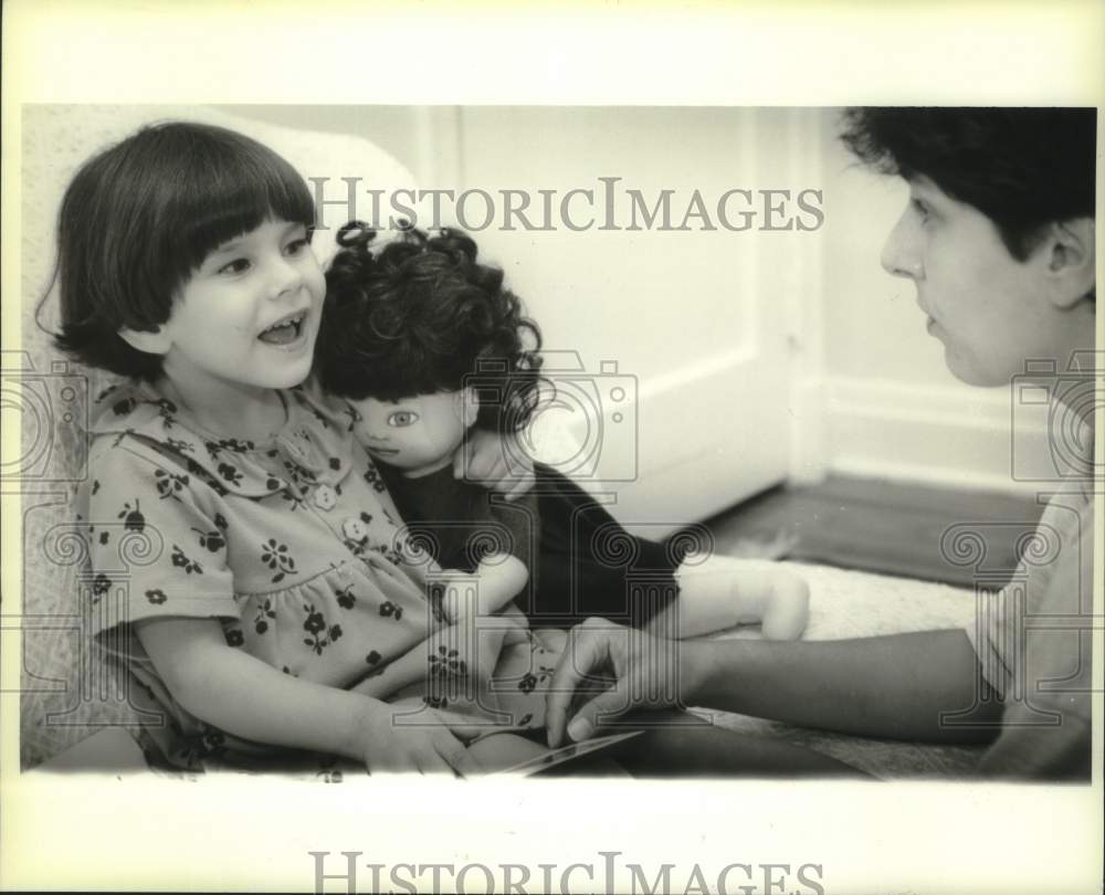 1994 Press Photo Colleen Hruska with daughter Kathryn who is hearing impaired - Historic Images