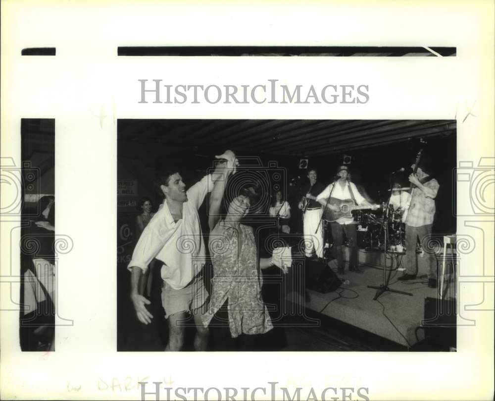 1992 Press Photo Dancing to the Wild Peyote&#39;s at the Howling Wolf - Historic Images