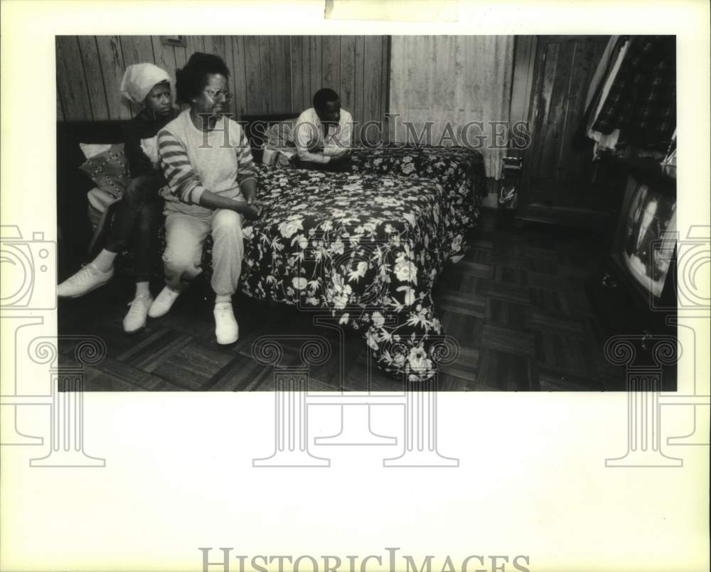 1991 New Orleans Family Watching President Bush announce ceasefire - Historic Images