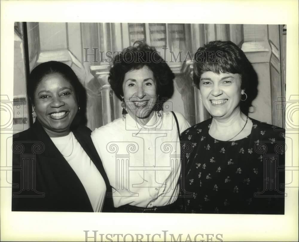 Press Photo Publisher Evelyn Hubbard with author Meredith Willis - nob38522 - Historic Images