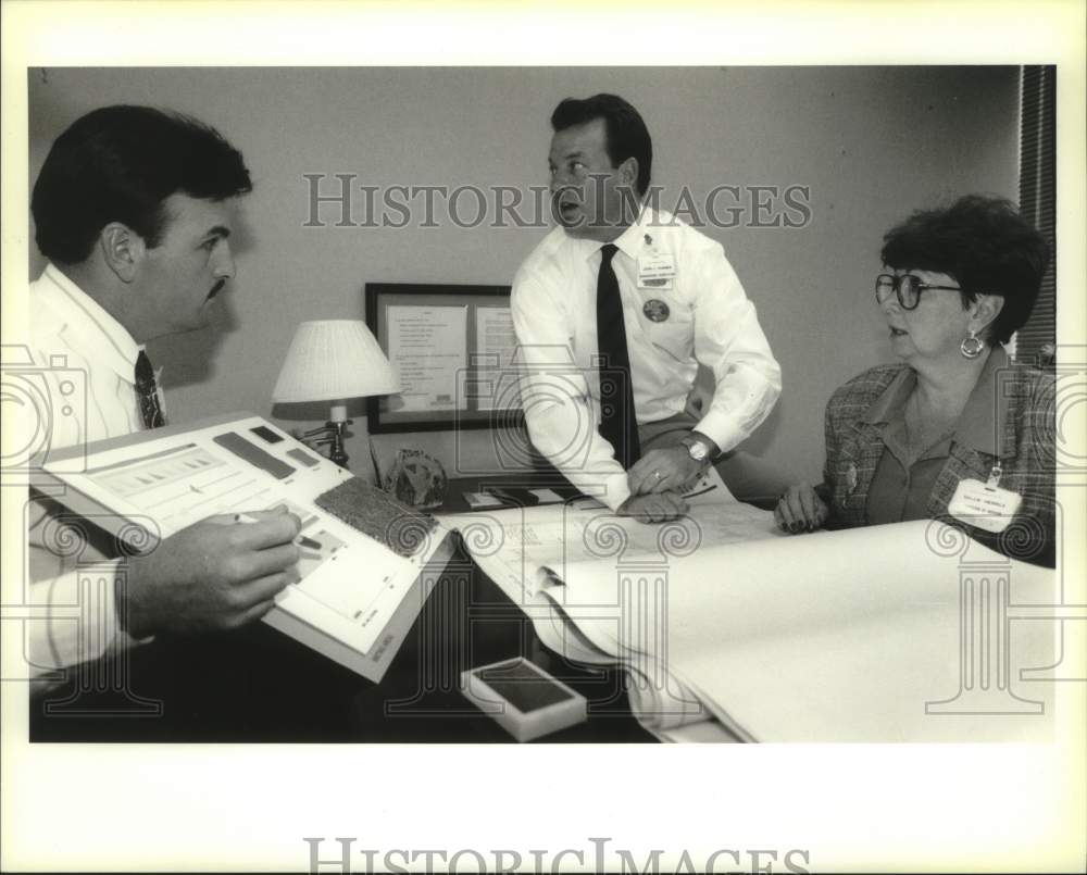 1993 Press Photo John Hummer and other officers of River Parishers Hospital - Historic Images