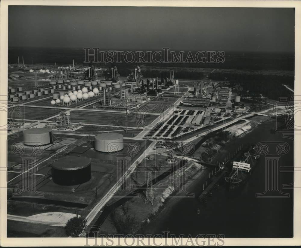 Press Photo Aerial view of Humble Oil Company - nob38563 - Historic Images