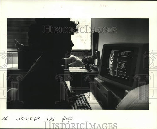 1986 Aubrie Augustus demonstrates new medical equipment. - Historic Images