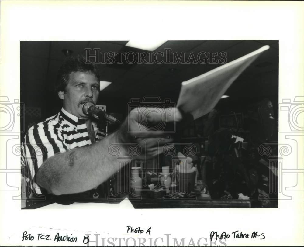 1993 Auctioneer Andy Howle at Work at Slidell Humane Society Auction - Historic Images