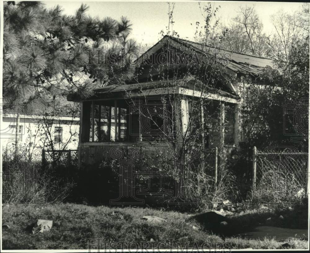 1982 Abandoned house at 4575 Flake Avenue - Historic Images