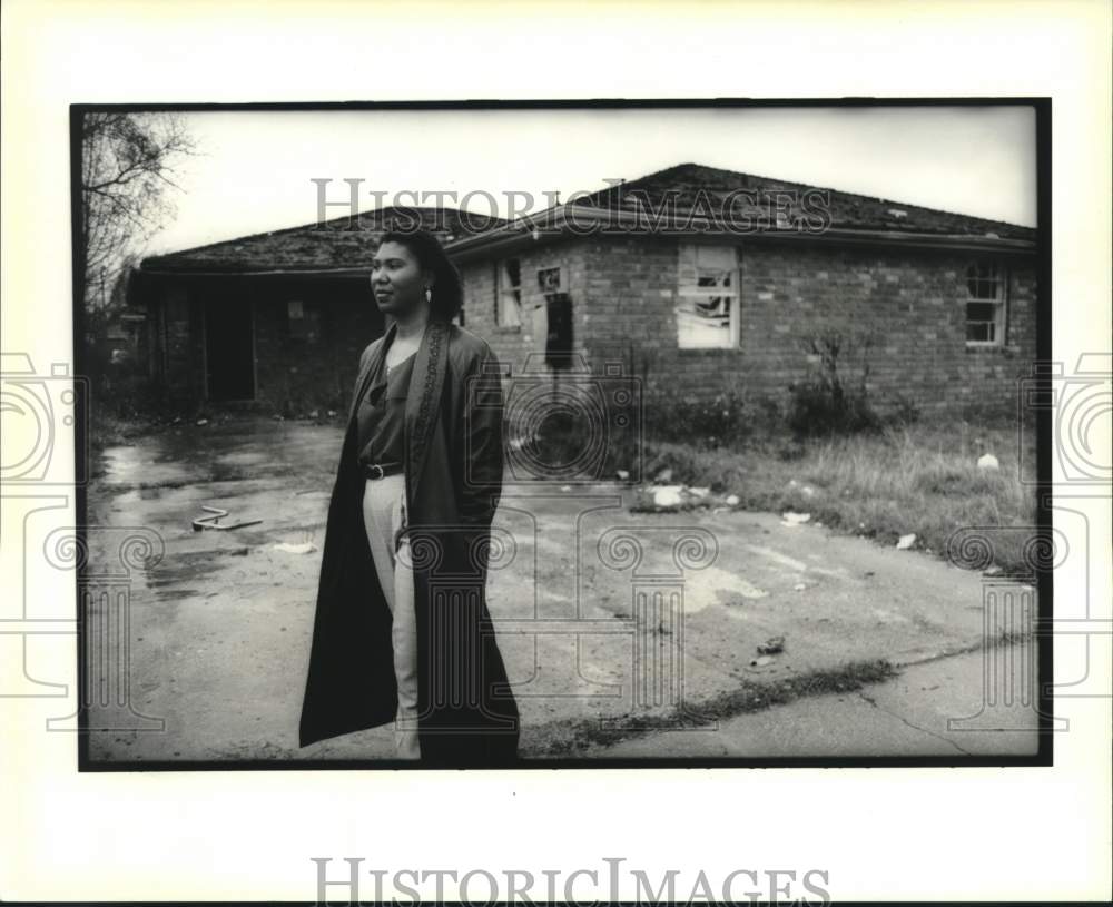 1995 Regina Daniels in front of abandoned house she wants to rebuild - Historic Images