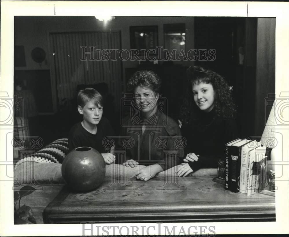 1988 Housing - Carolyn Hickas and children at 2325 Westmere, Harvey - Historic Images