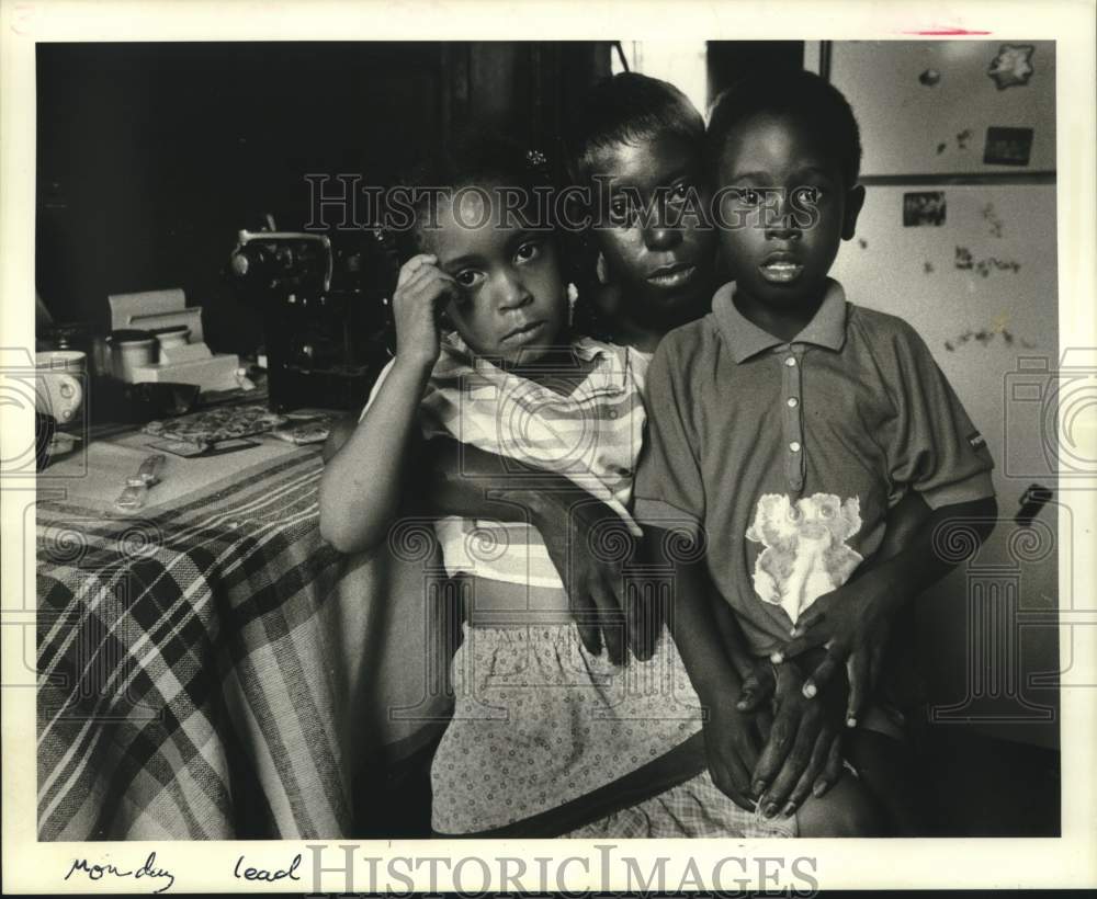 1986 Housing Project Mom With Lead-Poisoned Children, New Orleans - Historic Images