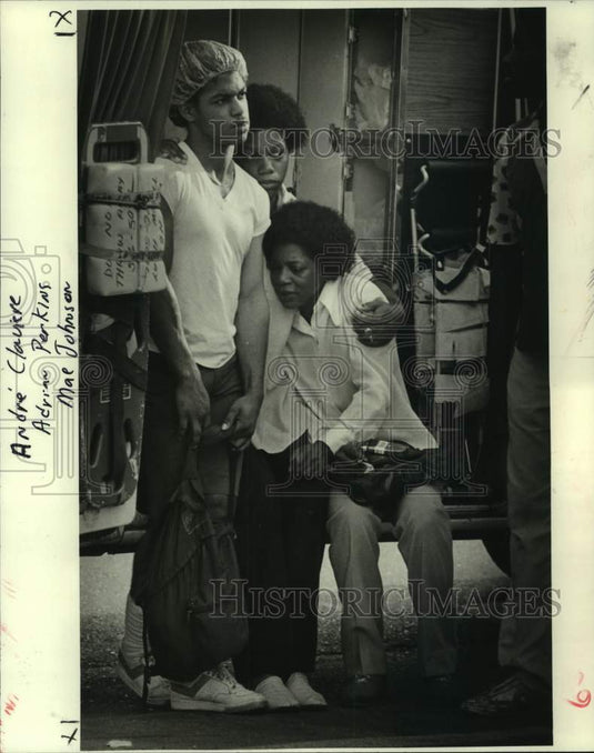 1982 St. Claude Avenue Popeye's employees mourn-co-worker's murder - Historic Images