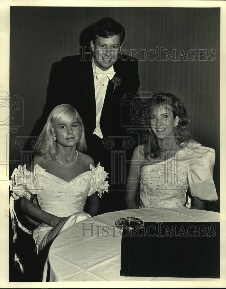 1987 Guests attending the Bachelors&#39; Club at Hyatt Regency Hotel - Historic Images