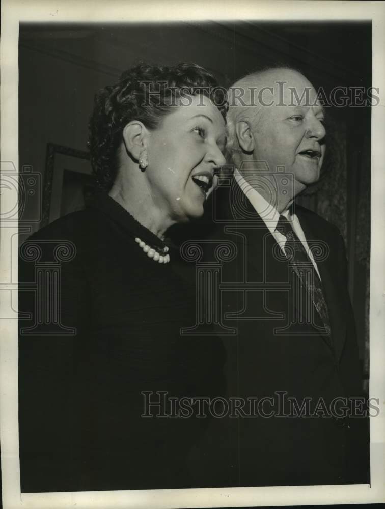 1960 Press Photo Haroldson LaFayette Hunt with his 2nd wife at their home - Historic Images