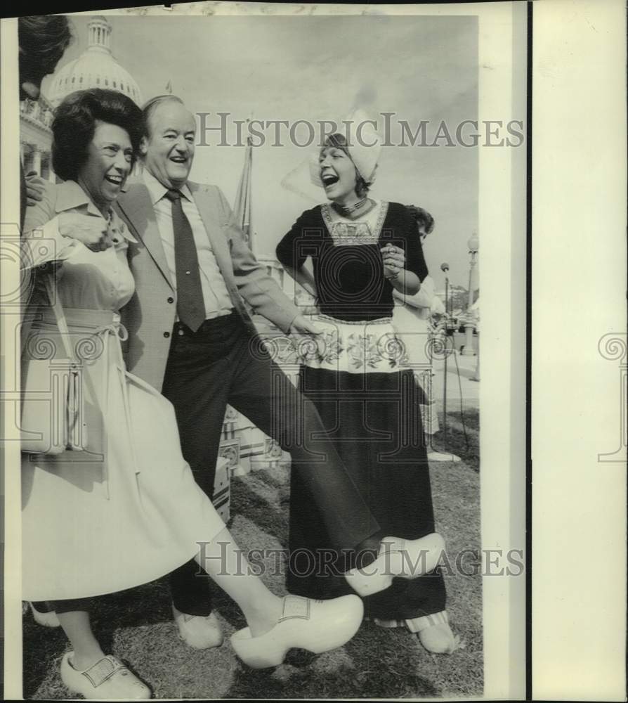 1975 Lindy Boggs &amp; Hubert Humphrey with a dutch maid - Historic Images