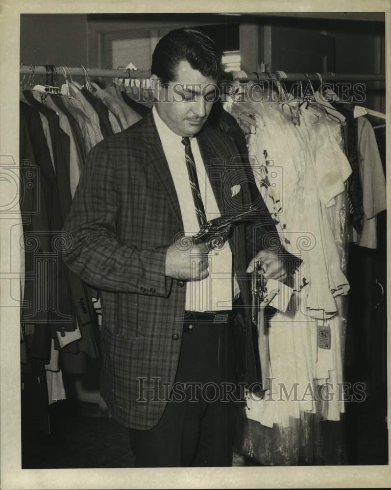 1968 Detective Richard Hunter inspecting recovered stolen property - Historic Images