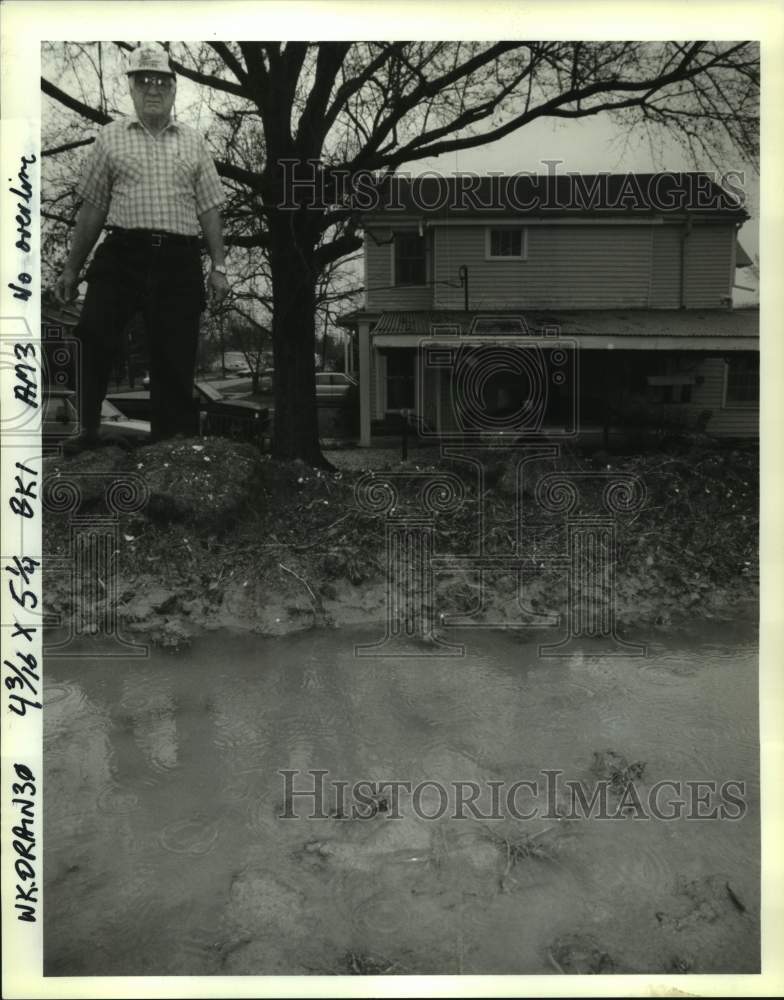 1992 Press Photo Clogged drainage and flooding during heavy rain at Huron Street - Historic Images