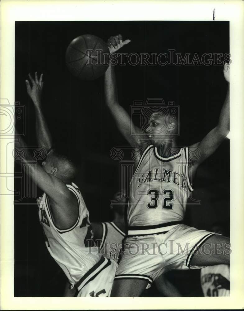 1991 Press Photo Basketball Game Featuring #24 Keenan Hurst Attempting a Block - Historic Images