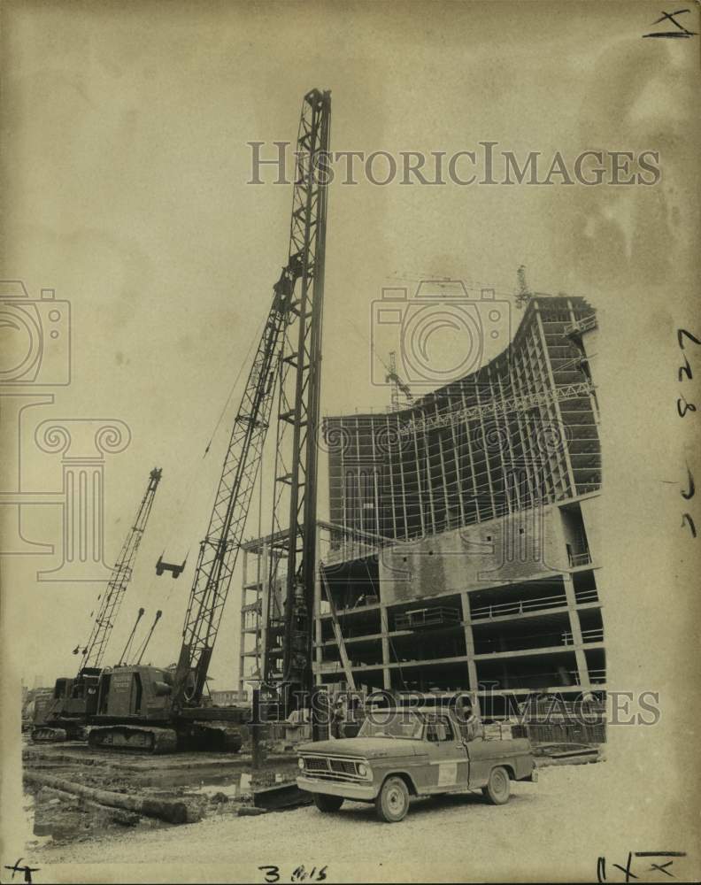 1975 Press Photo Amoco Building construction with Hyatt Hotel as background - Historic Images