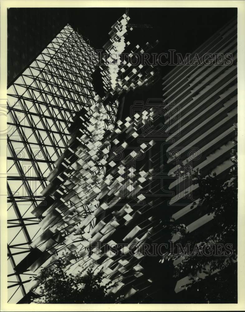 Press Photo Giant contemporary sculpture in the atrium of the Hyatt Regency. - Historic Images