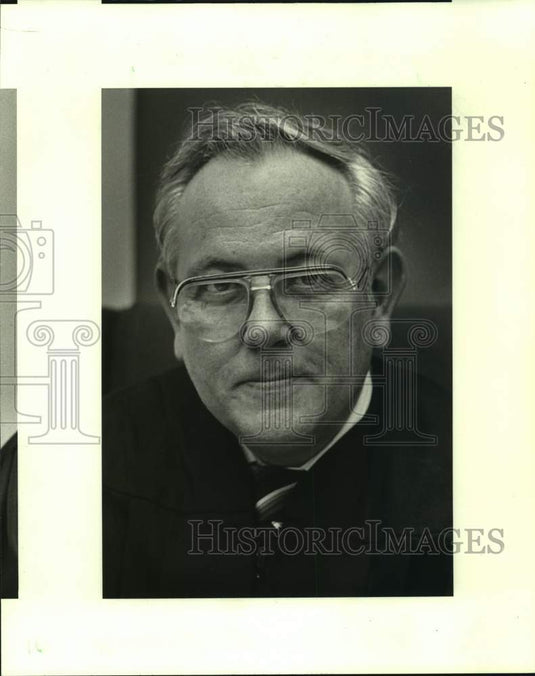 1986 Press Photo Oakdale Immigration Judge Edwin Hughes - nob39211 - Historic Images