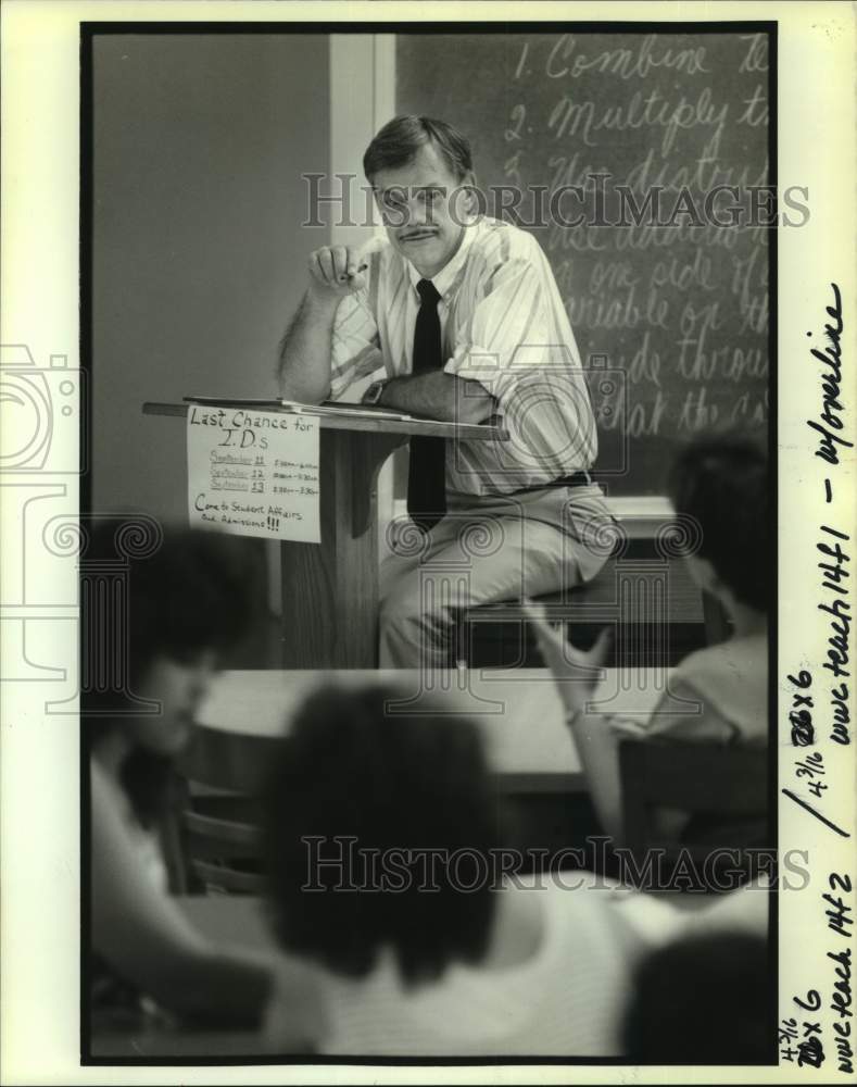 1989 Press Photo Dr. Ralph Huhn teaches at Our Lady of Holy Cross College - Historic Images