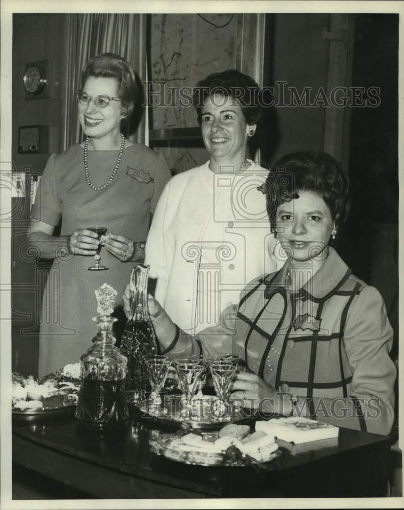 1971 Press Photo Mrs. Senje E. Altazon, Mrs. Dean Hunter and Mrs. Howard Soper - Historic Images