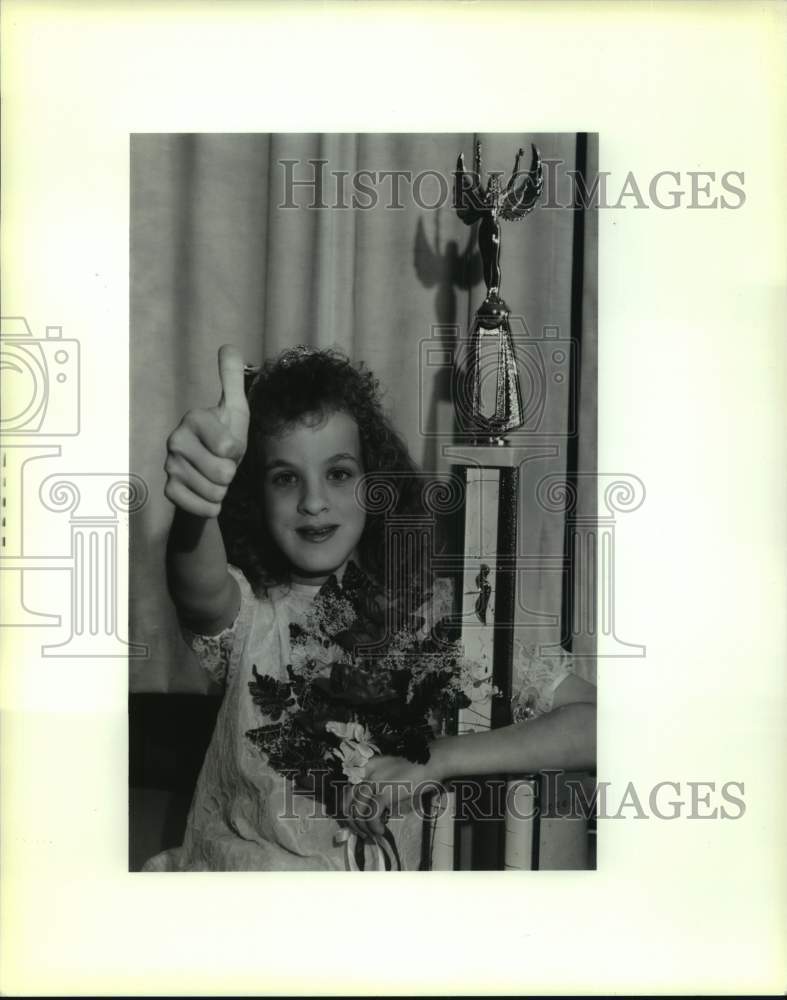 1990 Press Photo Chrissy Huguet honored with trophy by the Louisiana sweethearts - Historic Images