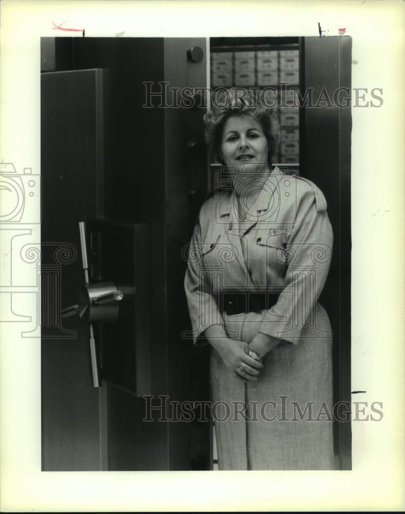 1990 Press Photo Judy Hoffmeister shown a vault at First National Bank of Volpe - Historic Images