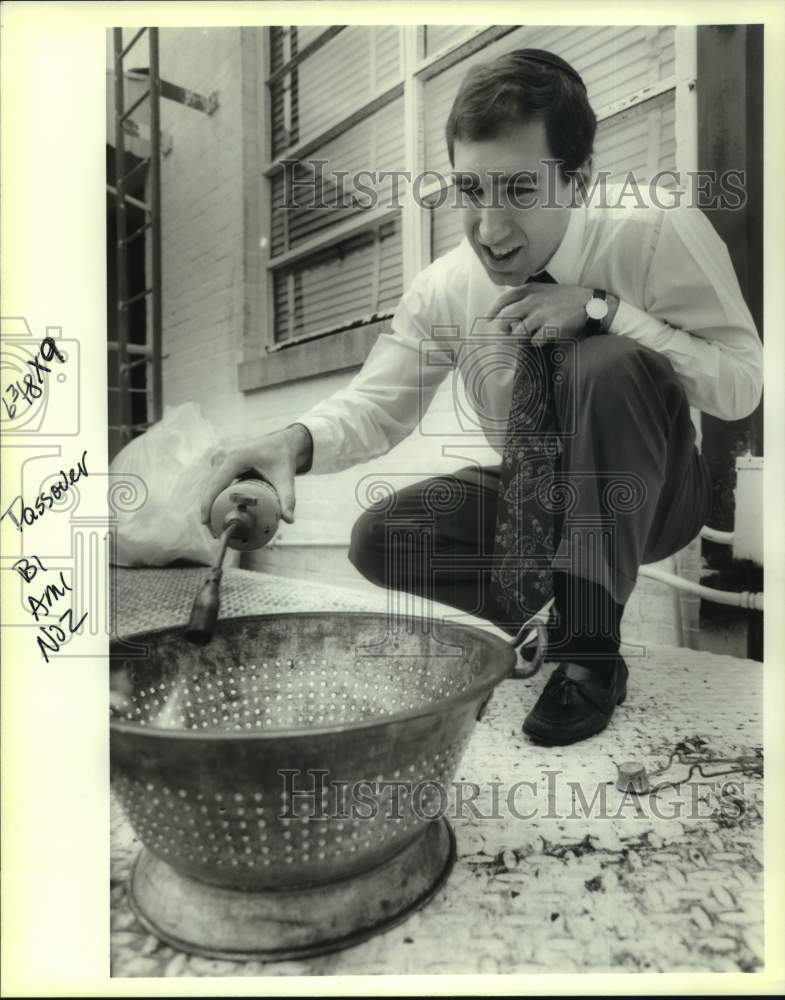 1993 Rabbi Scott Hoffman preparing the Seder meal for Passover - Historic Images