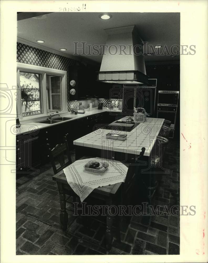 1984 A kitchen with a central island was a priority for home owners - Historic Images