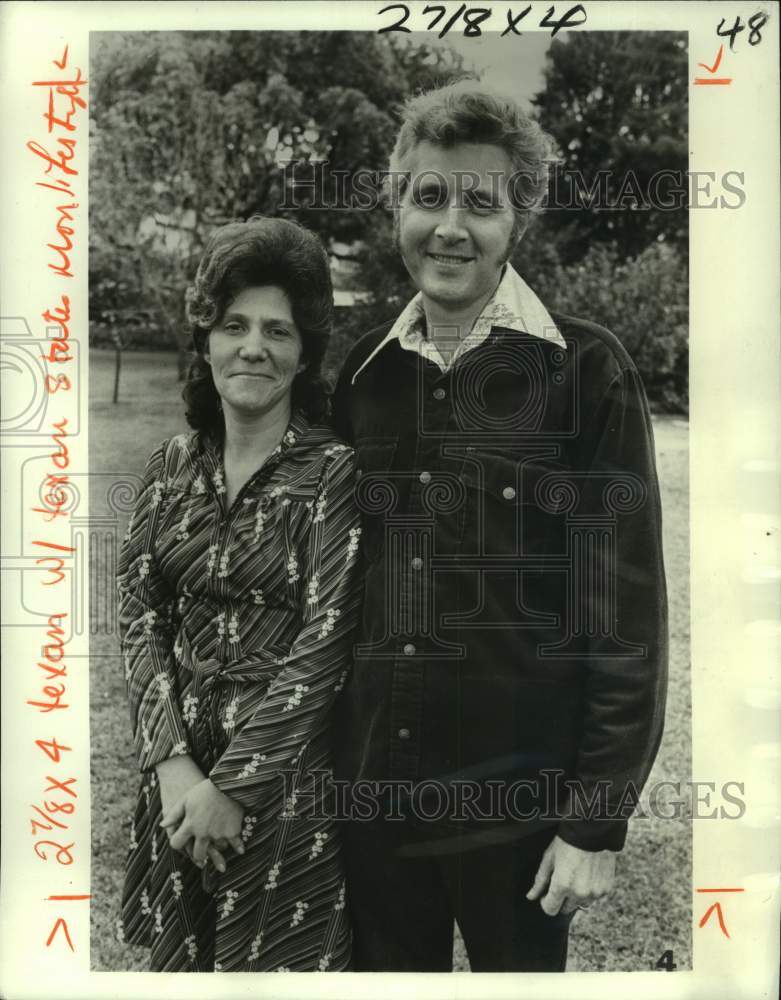 1979 Lindell Hill with his wife at home in Texas. - Historic Images