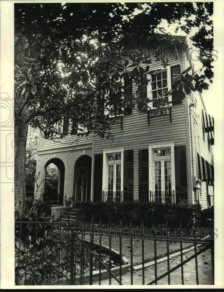 1985 Hillary St. in New Orleans sold to Sheryl and Peter S. Title - Historic Images