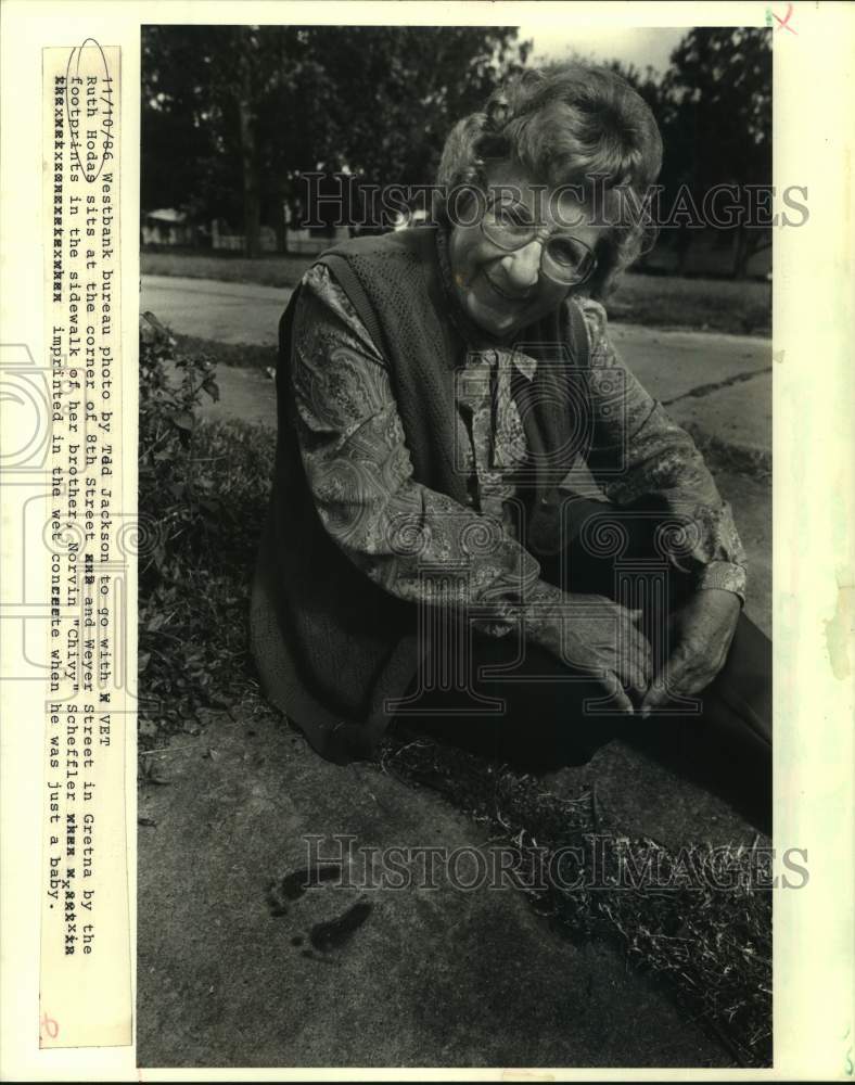 1986 Ruth Hodas with footprints at 8th St &amp; Weyer Street in Gretna - Historic Images