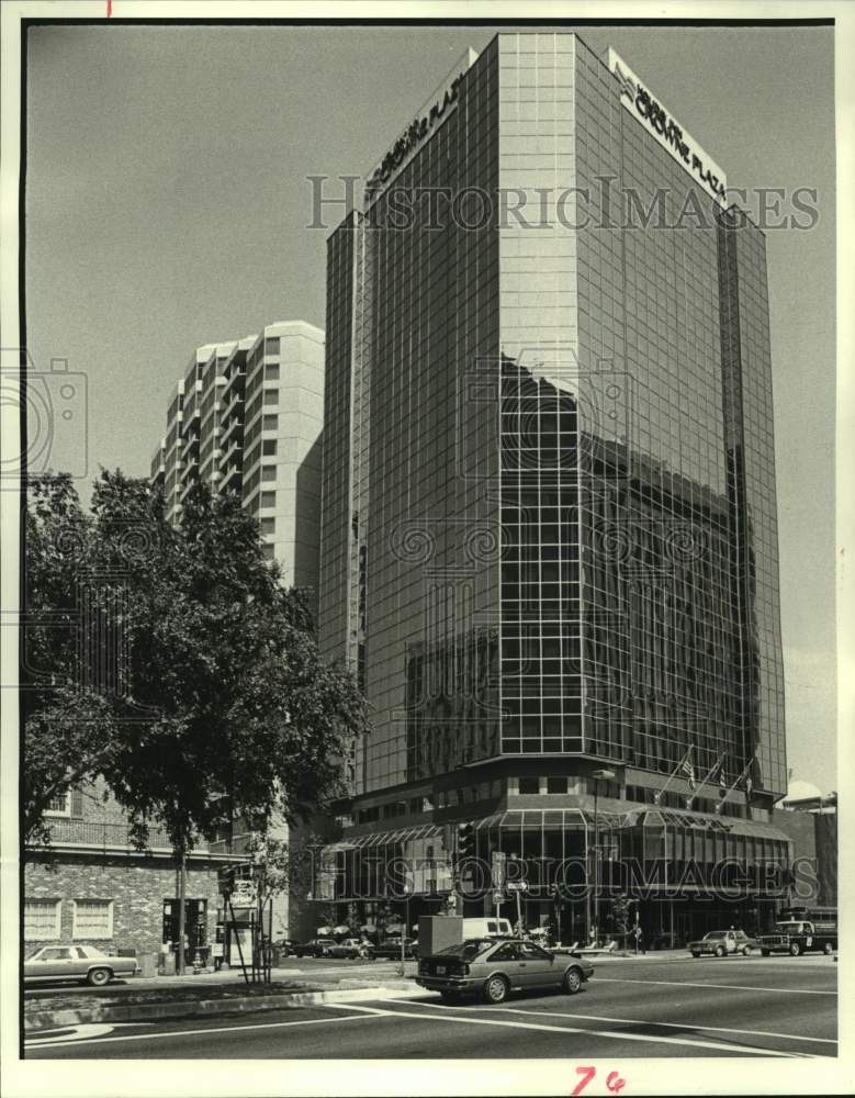 1984 Holiday Inn Crowne Plaza at Tchoupitoulas and Poydras. - Historic Images