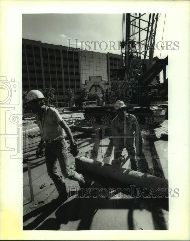 1995 Donald Taylor and Dawson Barze working on Ray Liuzza's hotel. - Historic Images