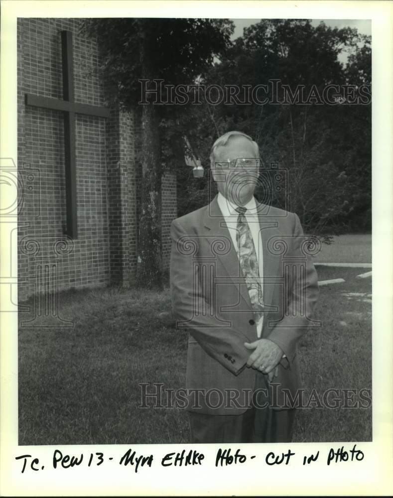 1998 Press Photo Reverand Lee Holder of the 1st Church of the Nazarene. - Historic Images