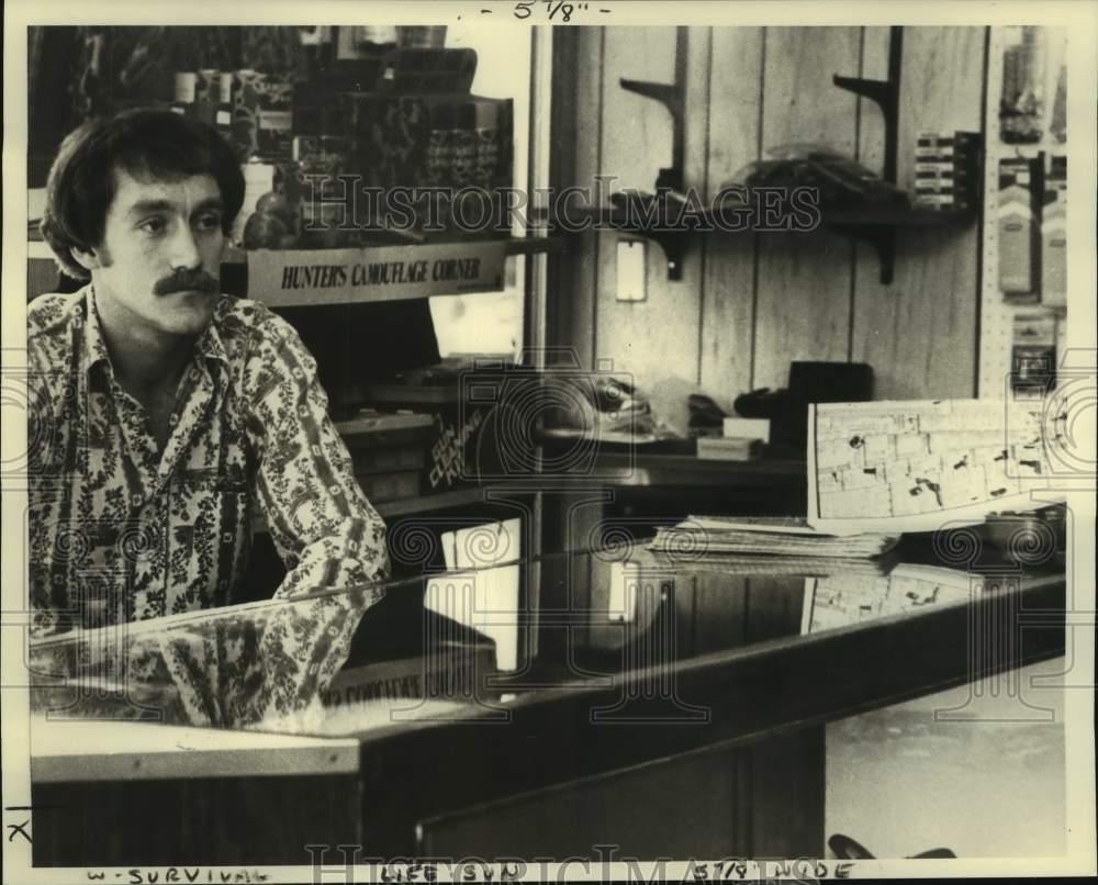 1983 Press Photo James Hunsucker, co-owner of The Survival Shop in Princeton - Historic Images